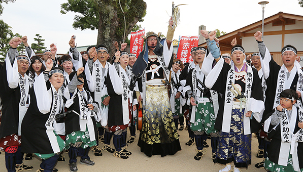 子守康範さんとリスナーが義士に扮した「なりきり旅」