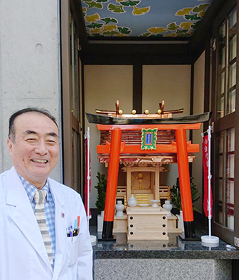 再建された田村銀杏稲荷と渡邊仁久さん