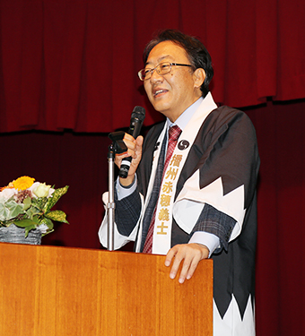 義士はっぴを羽織って講演した山本博文氏