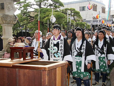 忠臣蔵パレードを前に義士墓所がある花岳寺へ参拝した義士行列出演者ら