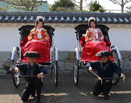 お姫様姿で人力車に乗ってお披露目された第35代赤穂義士娘