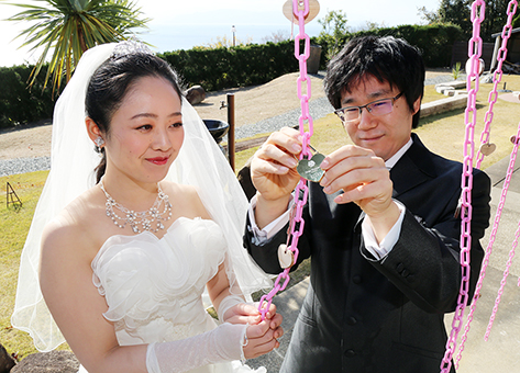 「お互いに支え合う家庭を」と誓った新郎新婦