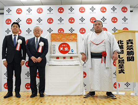 貴景勝関に化粧まわしを贈呈した赤穂化成の池上良成社長。左は三井物産の上野佐有・執行役員ベーシックマテリアルズ本部長=三井物産広報部提供