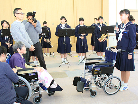 通算30台となった赤穂西中学校の車椅子寄贈