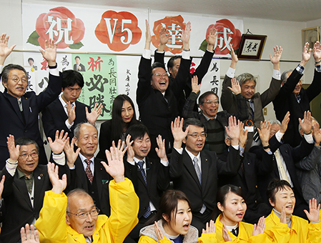 無投票で5選となった長岡壮壽氏の祝勝会