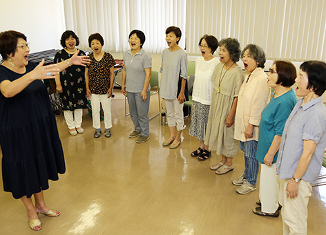 開校10周年を迎えた「唱歌の学校」赤穂分校。楽しい指導の下、歌声が響く