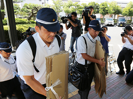 市庁舎へ入る県警捜査員