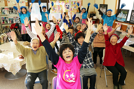 笑いながら体を動かす「笑いヨガ」