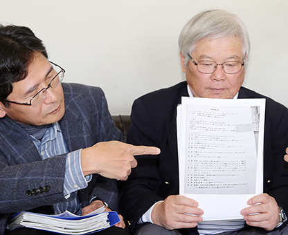 知事の発言を記録した発言録について会見で説明する「赤穂の環境を守る会」