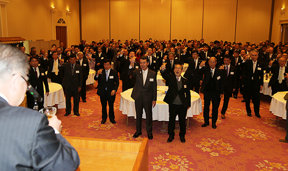 高らかに乾杯で一年の門出を祝った新年交礼会