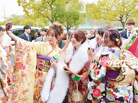 友人同士で記念写真を撮る新成人たち=赤穂市提供