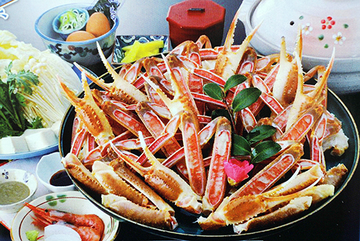 後藤旅館で提供されるカニ料理=同会提供