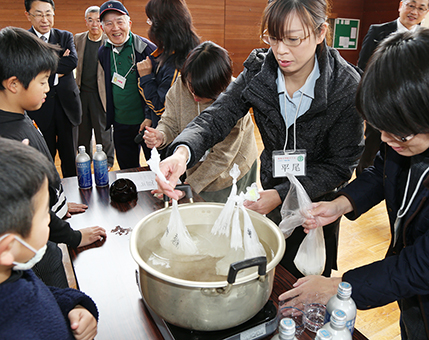 親子でポリ袋炊飯を体験した炊き出し訓練