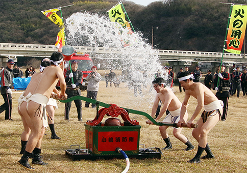 冷たい水をかぶりながら行われた恒例の放水合戦