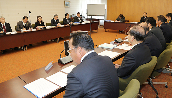 冒頭の写真撮影のみ許可して非公開で行われた議員全員協議会