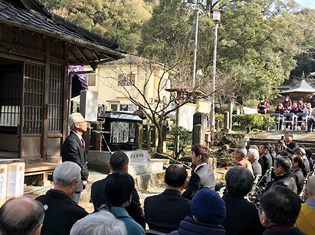 義士遺髪塔がある熊本県山鹿市の日輪寺で行われた堀内伝右衛門顕彰碑の除幕式=満重義浩さん提供