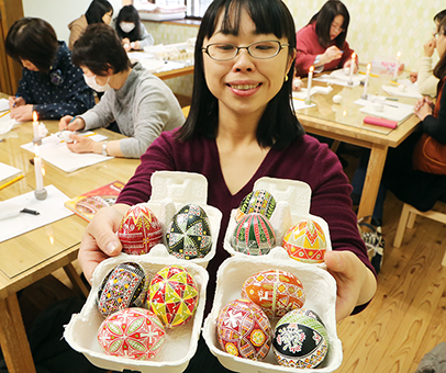 卵の殻を美しく染め付けたピサンキと飯野夏実さん