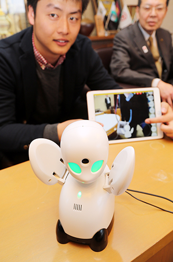 赤穂市が実証実験を行う分身ロボット「オリヒメ」