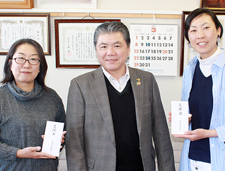 赤穂市内の子ども食堂に支援金を送った赤穂ライオンズクラブの春本新二会長(中)