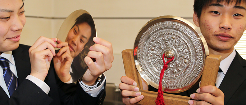 銅鏡本来の輝きを見せる複製品