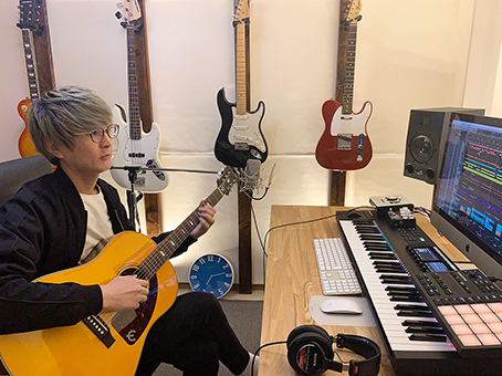 仕事場所は自宅の「作業部屋」。防音仕様の一室で没頭する