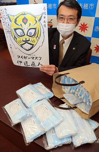 「タイガーマスク」のイラスト付きで寄贈されたサージカルマスク。「市民を守る直向きな姿勢にありがとう感謝申し上げます!!」などとメッセージが書き添えられている