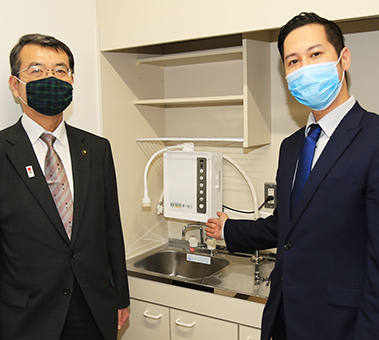除菌電解給水器を赤穂市へ寄贈したアコオ機工の間鍋雄樹社長(右)