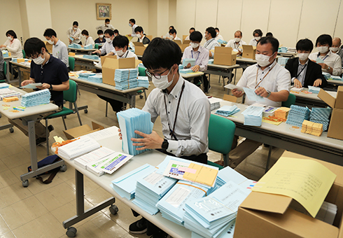 特別定額給付金の申請書発送へ向けて行われた書類の封入作業