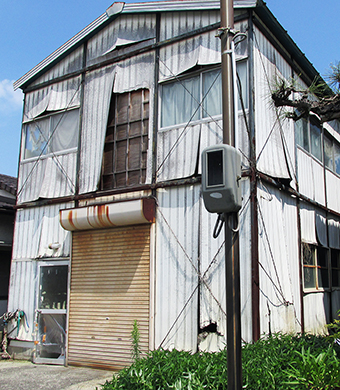 略式代執行による除却へ向けた公告として赤穂市一例目となった加里屋の空き倉庫=応急措置前の昨年7月、市提供