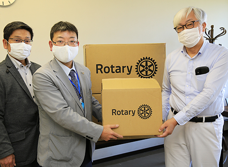 段ボール箱に入ったフェイスシールドを寄贈する赤穂ロータリークラブの木虎知己会長(中)
