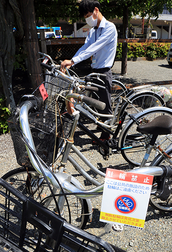 JR播州赤穂駅の南側ロータリーで迷惑駐輪の自転車に警告札を取り付ける市職員