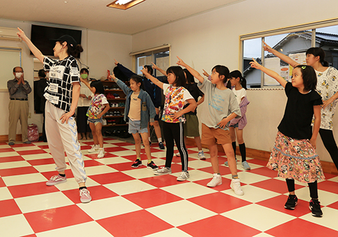 ご当地ダンス「時を超えて〜AKO47」を練習する子どもたち