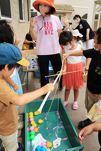 「ぶどうの会」が設営したゲームで遊ぶ子どもたち