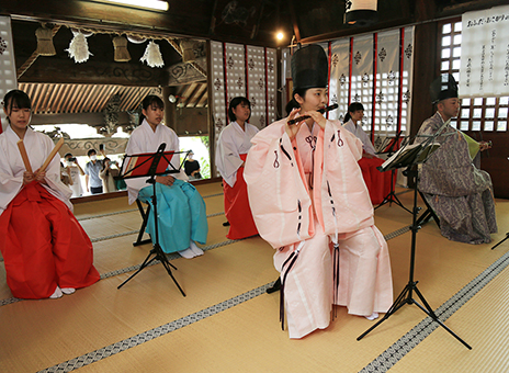 奉納演奏で稽古の成果を披露した赤穂高校雅楽部