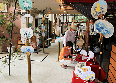 多彩な創作うちわが展示されている桃井ミュージアム