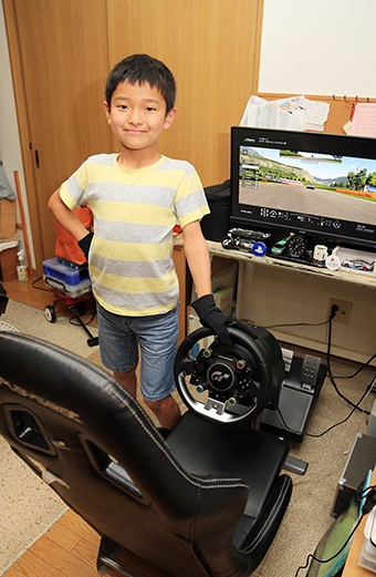 自宅のステアリングコントローラーと石野弘貴君