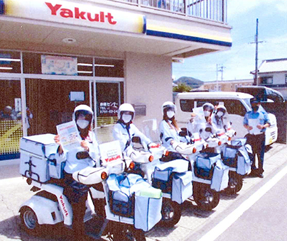 「バイクの日」に合わせて行われた交通安全啓発活動=同署提供