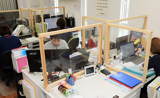 残材を活用して製作する飛沫防止用パーテーション