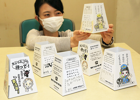 特殊詐欺被害防止を呼び掛ける小学生のメッセージ入りペン立て