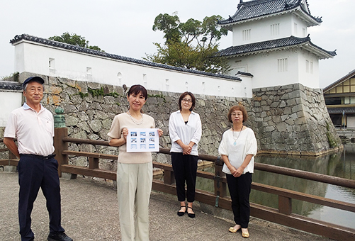 城下町ウェディングへの応募を呼び掛ける実行委員会のみなさん=実行委提供