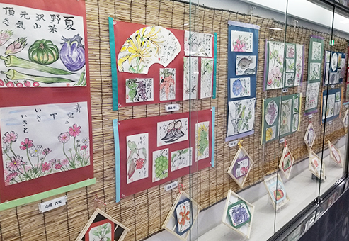 多彩な作品が並ぶ絵手紙グループ展
