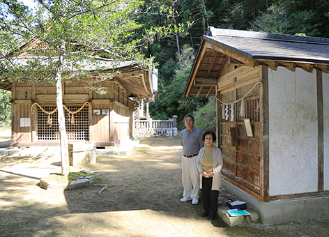 秋の祭礼に合わせて特別開扉される鏡石神社の神主堂。左奥が拝殿