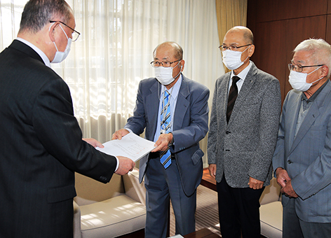 住民投票条例制定の直接請求へ向けて遠山寛・上郡町長へ文書を提出する上郡産廃問題対策協議会