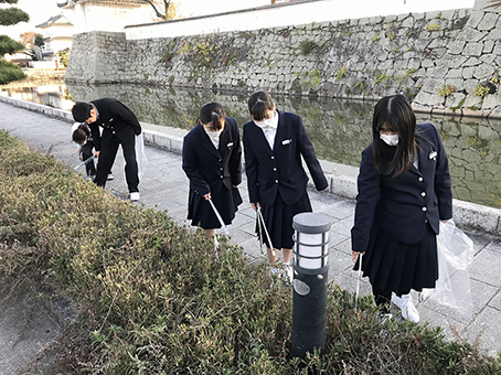 赤穂高校生徒有志が赤穂城跡など市内各所で行った清掃ボランティア活動=同校提供