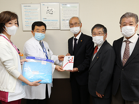 市民からの善意の寄付で購入した医療物資の贈呈式