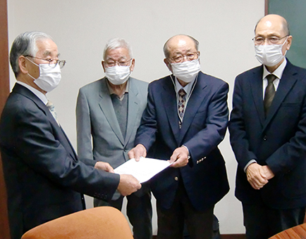 西有年産廃処分場建設計画の是非を問う住民投票実施を求め、選管に署名簿を提出する上郡産廃問題対策協議会
