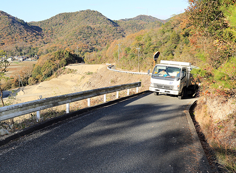 通行権を巡り赤穂市と地権者との間でトラブルとなっている廃棄物処分場の進入路。画面左側が事業者が拡張工事を進めている残土処分場