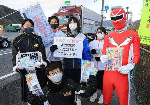 生徒有志の安全安心啓発チーム「マモルンジャー」も参加して行われた有年中の交通安全キャンペーン