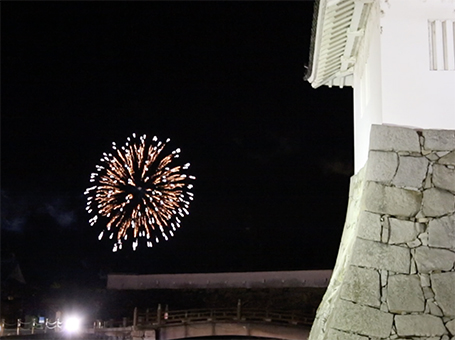 師走の夜空を彩ったサプライズ花火