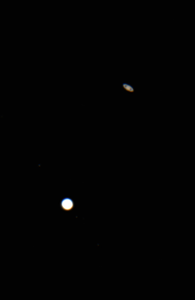 実際に観察できた機会としては794年ぶりとなる木星と土星の大接近=12月21日午後5時50分、前田邦稔さん撮影